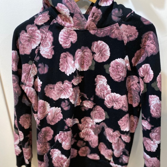 Aritzia Sweaters - Aritzia flower hoodie